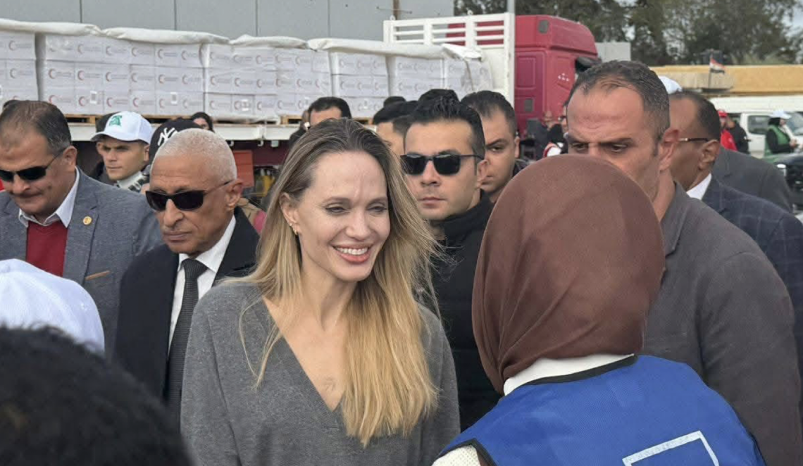 Angelina Jolie a Rafah: Gaza isolata, gli aiuti bloccati, l&rsquo;umanit&agrave; espulsa