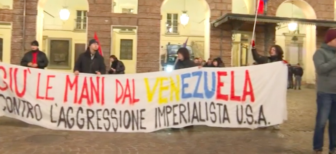 Torino, la sinistra di movimento in piazza: &ldquo;Gi&ugrave; le mani dal Venezuela&rdquo;