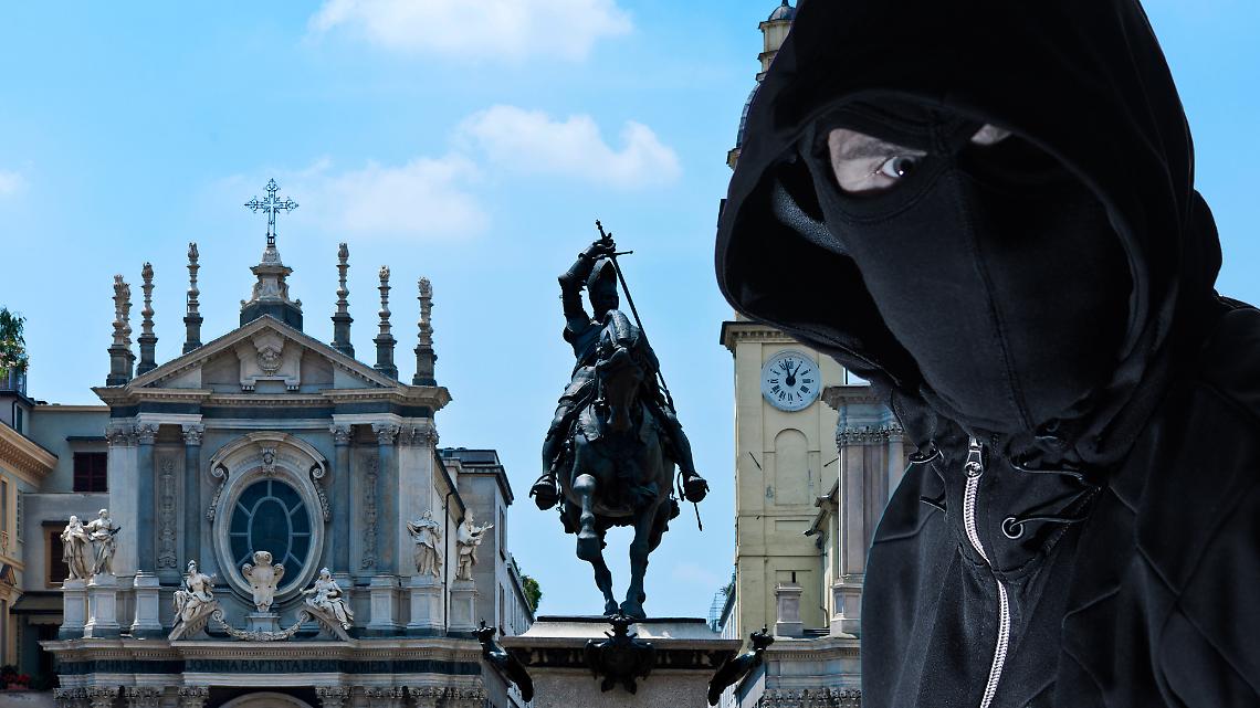 Aggressione in pieno pomeriggio a Torino: due uomini rapinano un passante