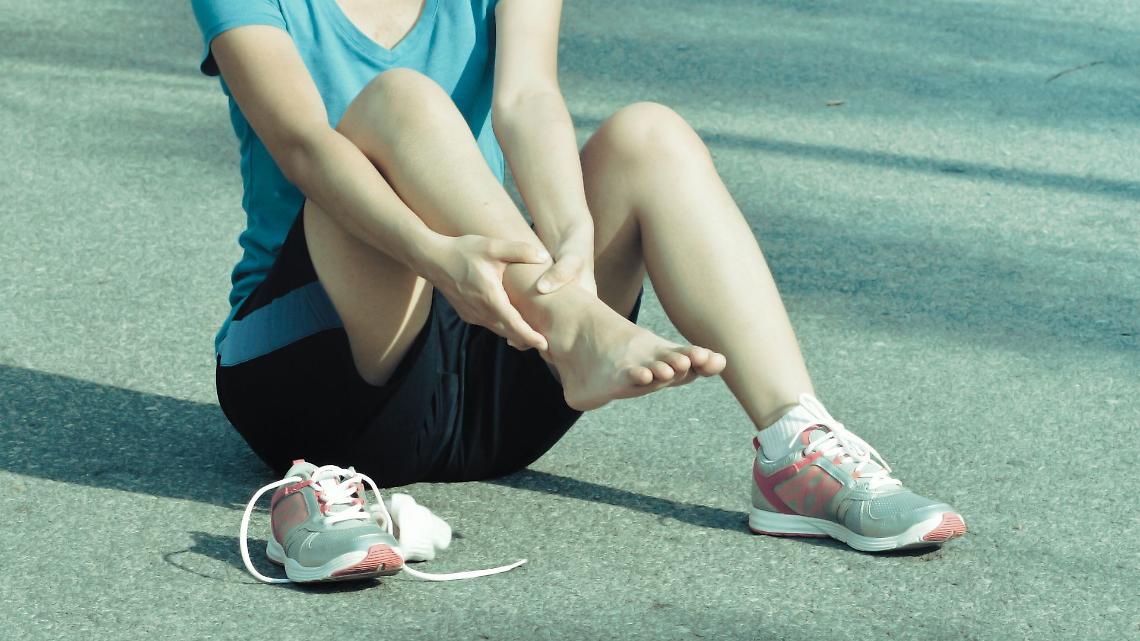 Scivola nel buio e resta bloccata