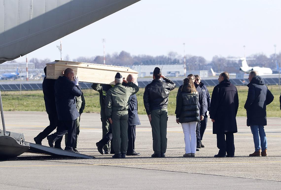 Crans-Montana, rientrano in Italia le salme delle vittime: mercoled&igrave; un minuto di silenzio in tutte le scuole