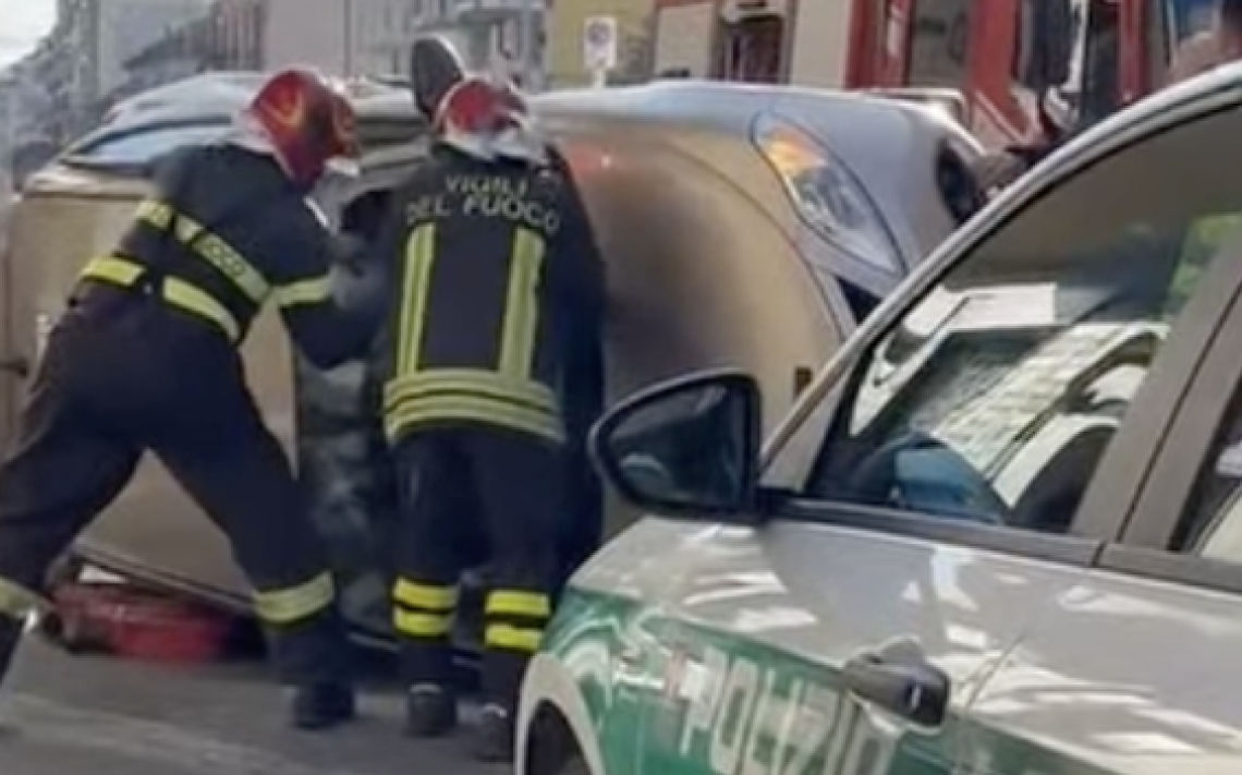 Auto si ribalta sul marciapiede a Collegno: feriti e traffico in tilt