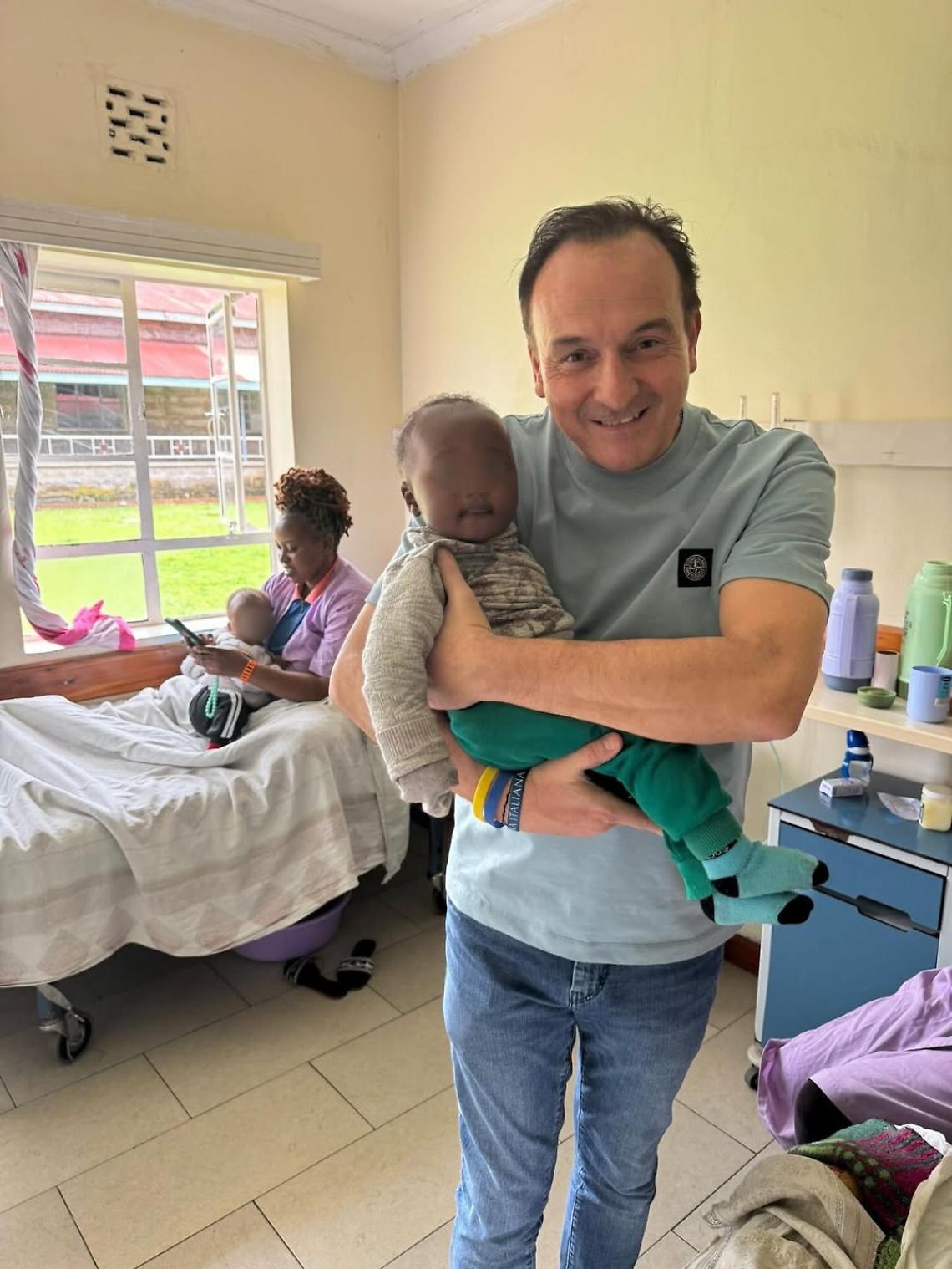 Capodanno in Kenya, lontano dai palazzi: il viaggio umano di Alberto Cirio