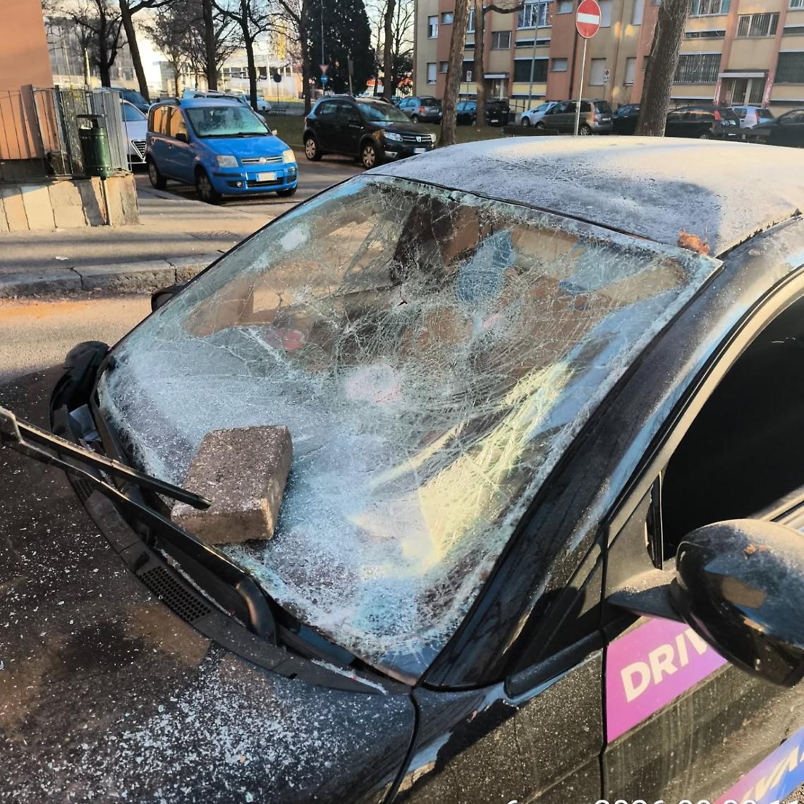 Auto devastata nel quartiere Regio Parco: bivacco, incendio e furia vandalica a Torino