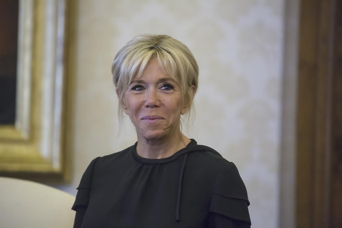 Parigi condanna dieci haters di Brigitte Macron: il verdetto che disegna il confine contro l&rsquo;odio online