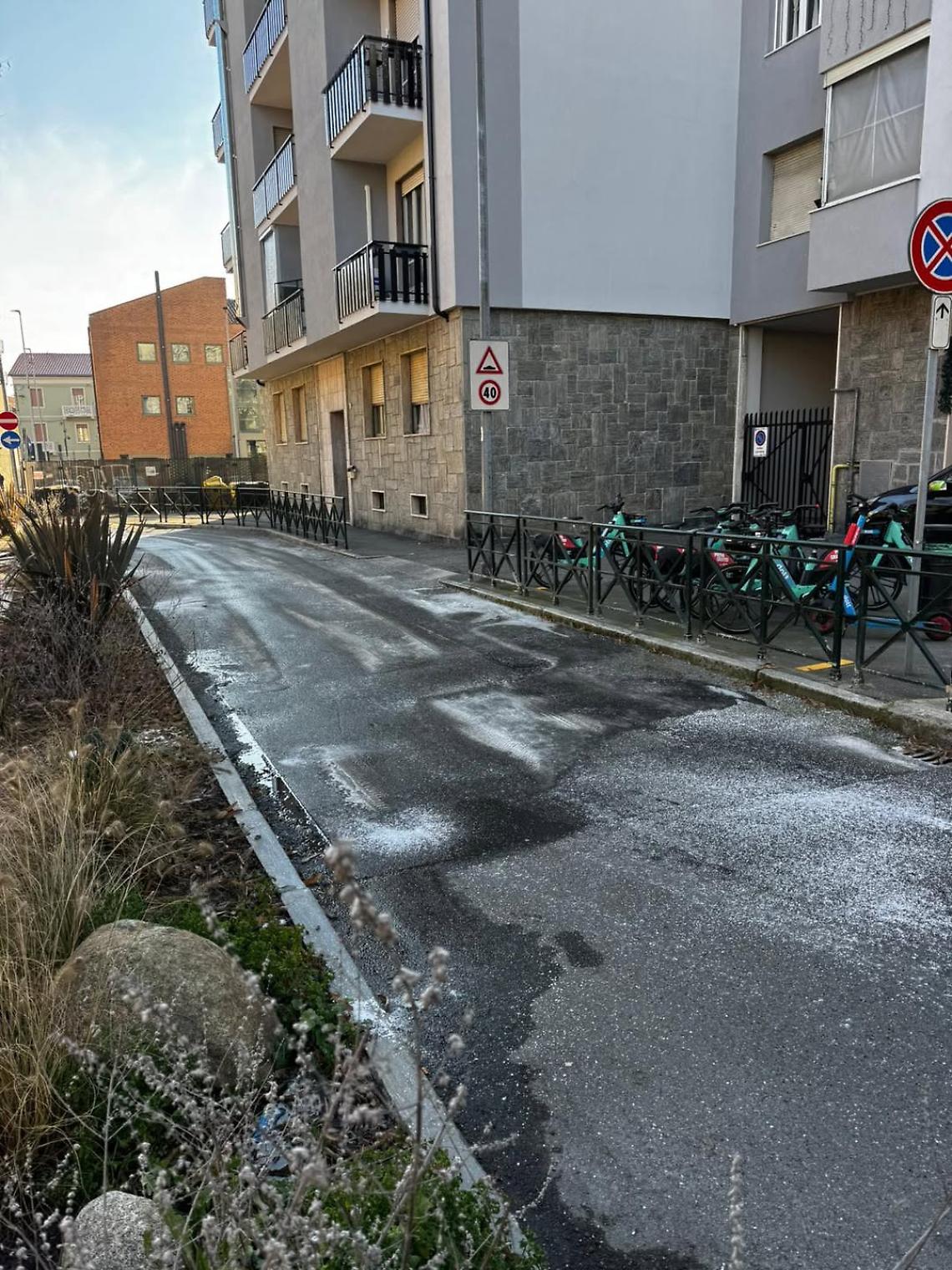 Perdita d&rsquo;acqua davanti alla scuola Giacosa di Settimo Torinese: rischio ghiaccio e accessi modificati