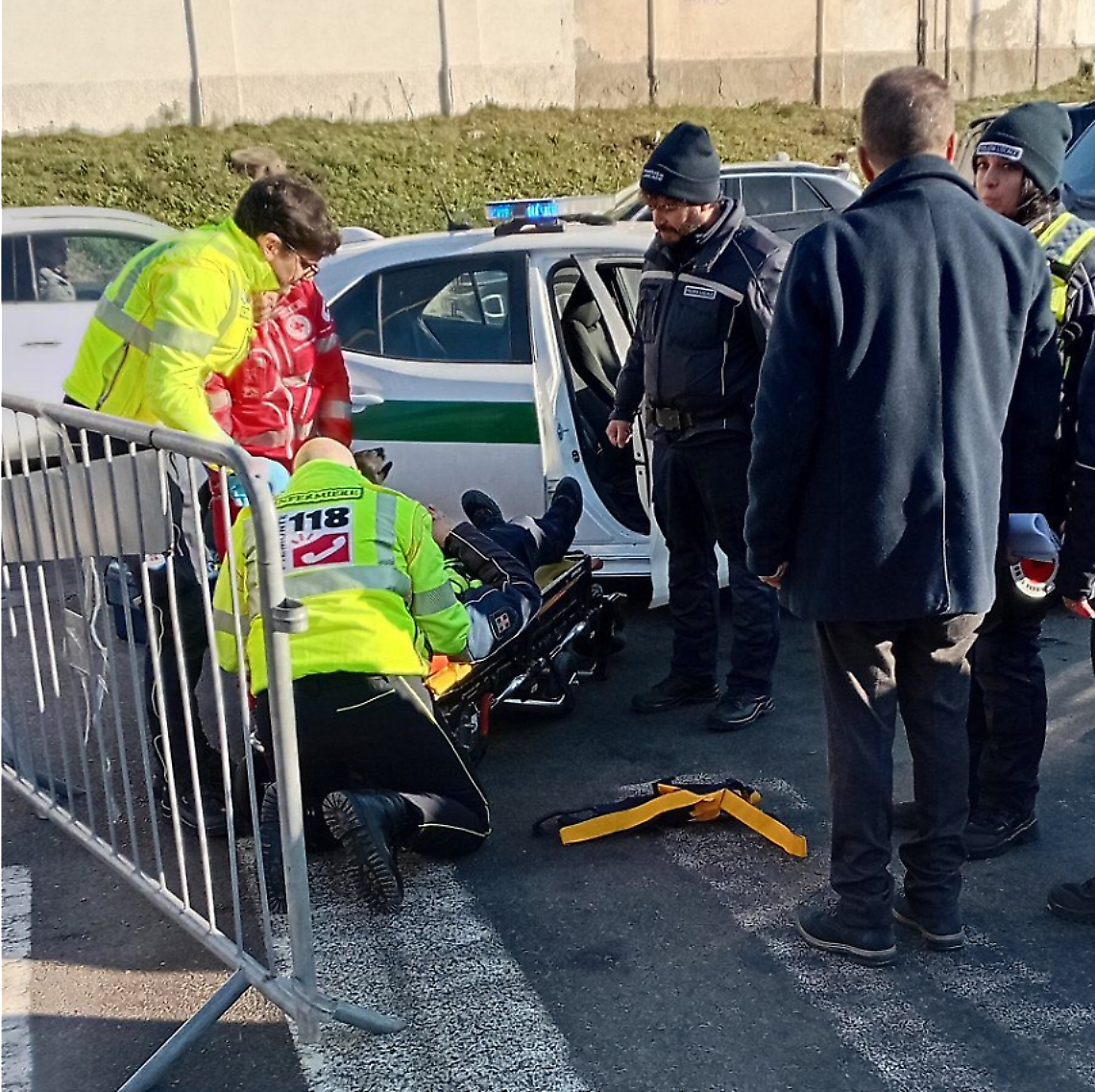 Automobilista guida col cellulare, investe un vigile e lo trascina per metri: &egrave; successo nell'Alessandrino