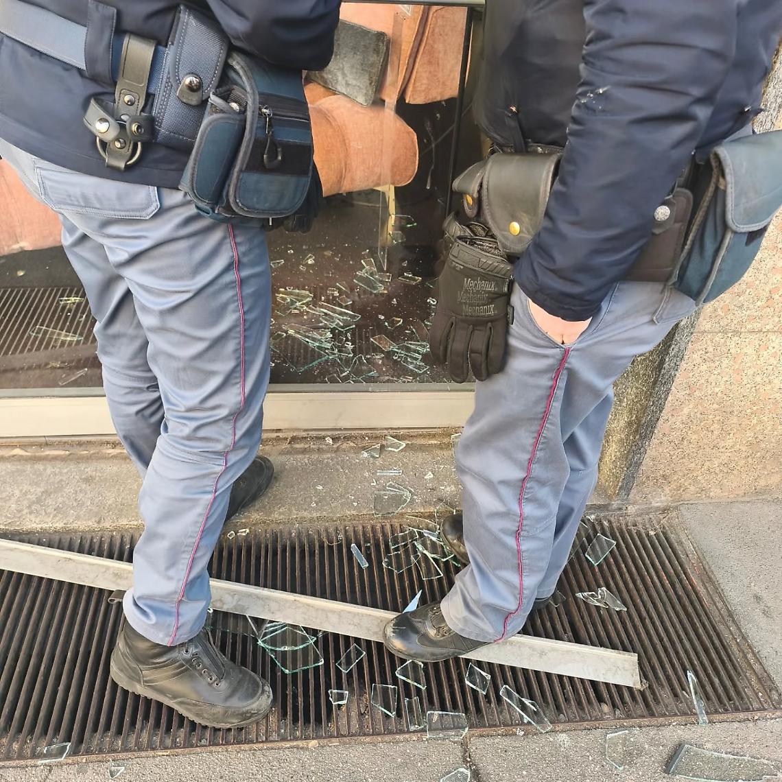 Vetrina sfondata nella notte