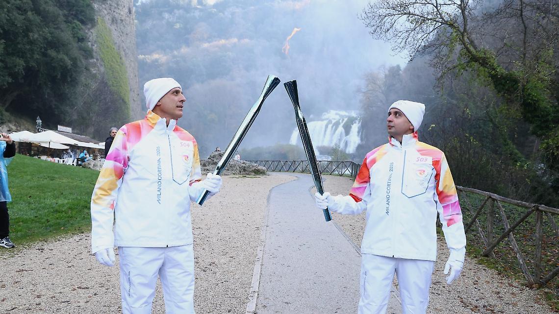 La Fiamma Olimpica di Milano Cortina 2026 fa tappa a Ivrea