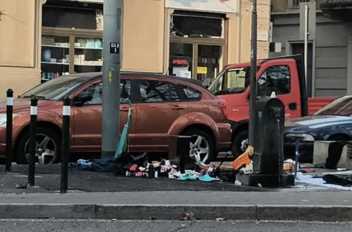 Mercatino abusivo sotto gli occhi di tutti