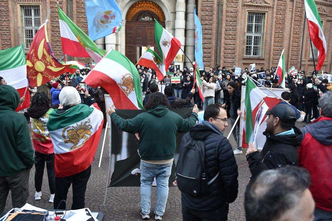 Torino, in centinaia in piazza contro l&rsquo;intervento militare in Iran
