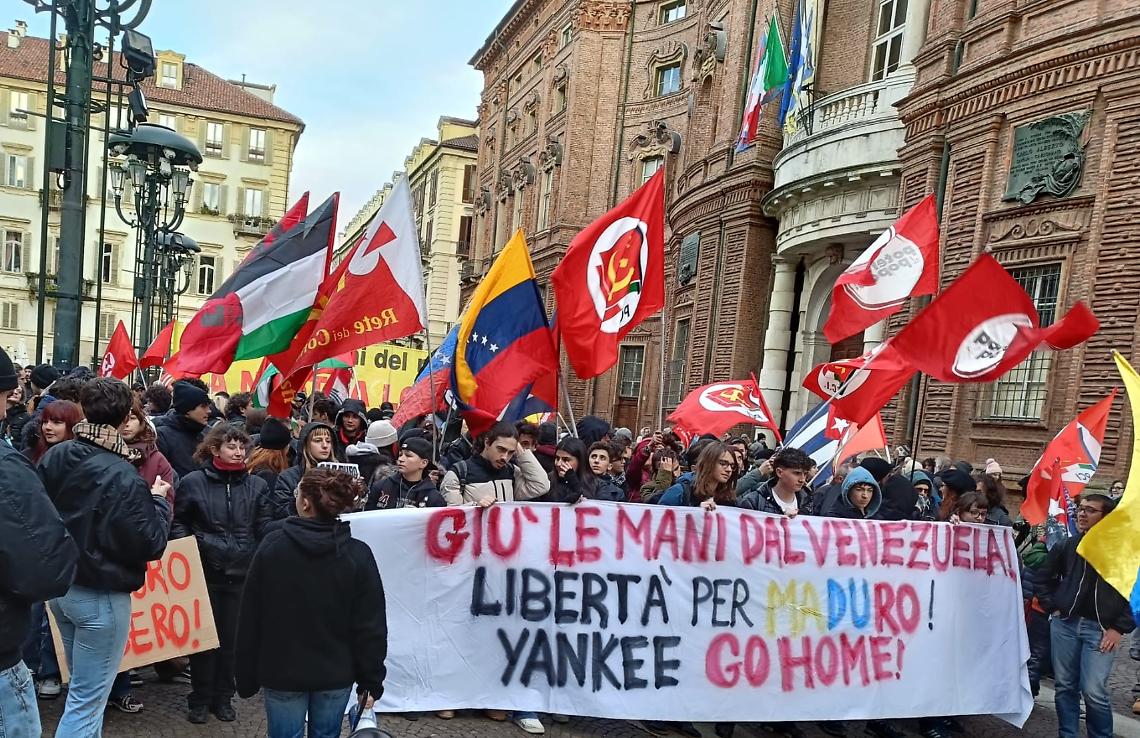 Bruciate bandiere Usa in centro a Torino: corteo contro l&rsquo;imperialismo e la Nato