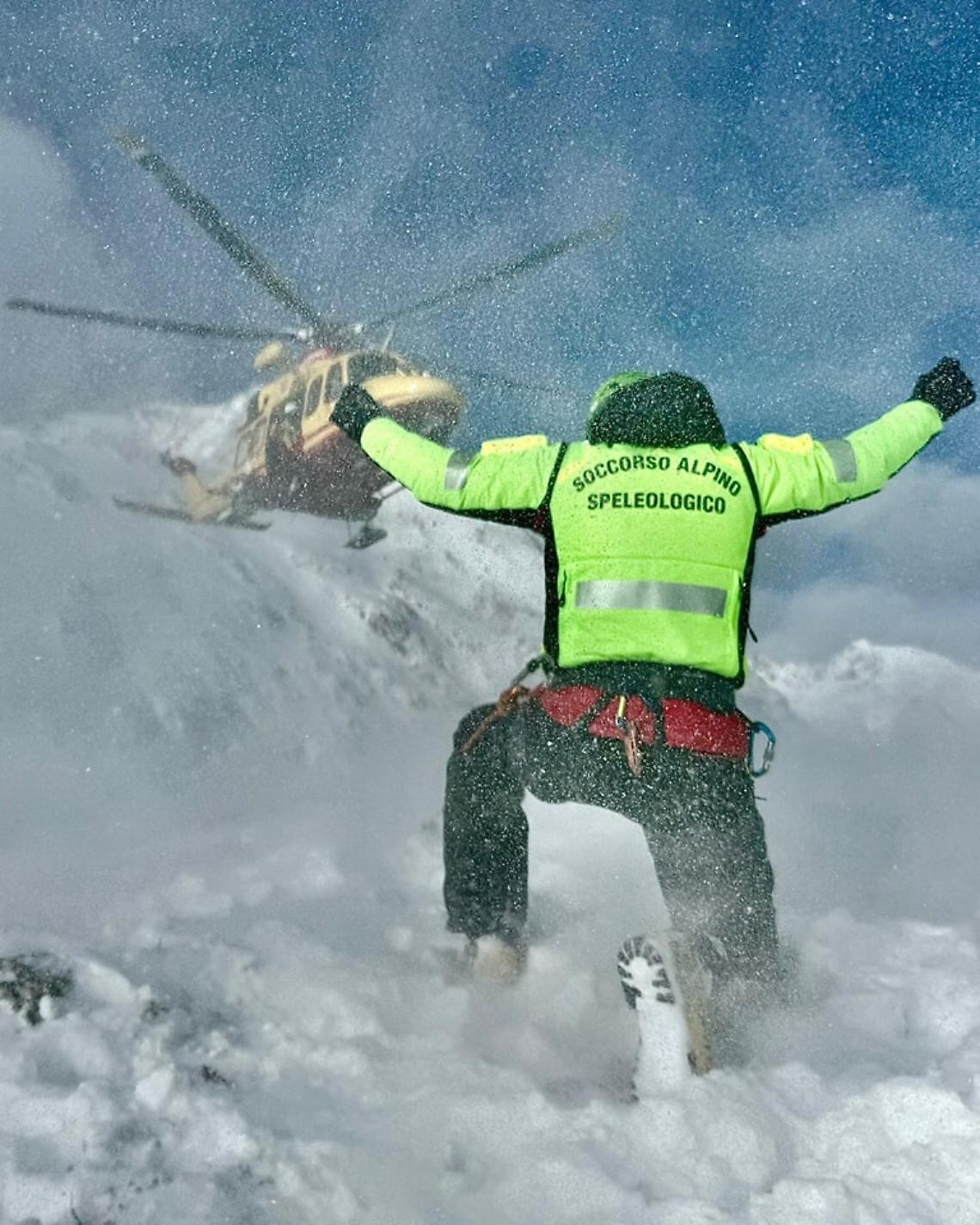 Valanga sopra Breuil-Cervinia, sciatore travolto fuori pista: salvo con lievi contusioni