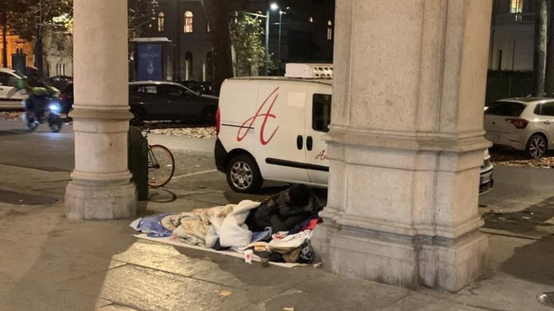 Urina, degrado e bivacchi: corso Vittorio Emanuele II a Torino scivola nel degrado