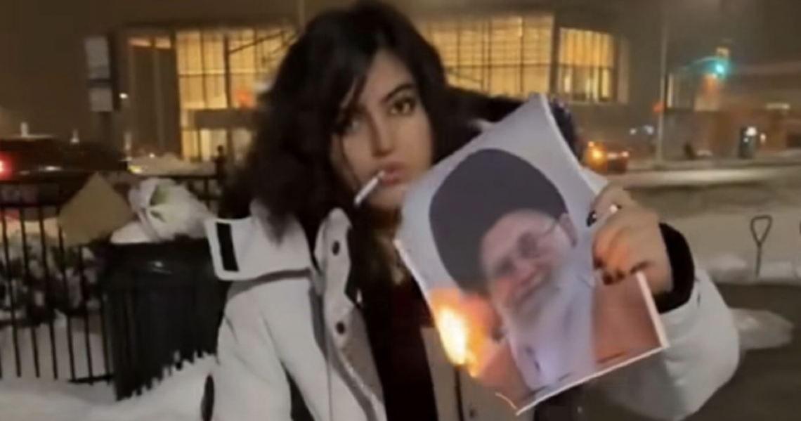 Le donne accendono una sigaretta con la foto di Khamenei