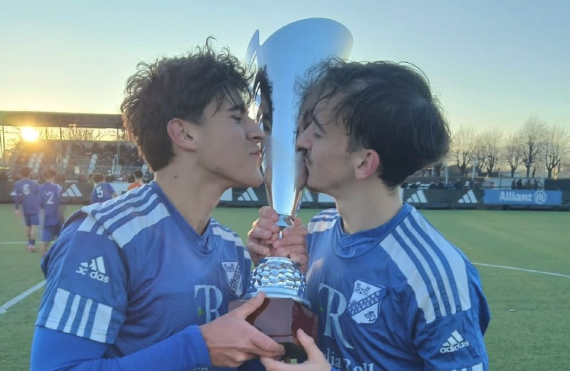 I ragazzi dell'Under 17 baciano la Coppa