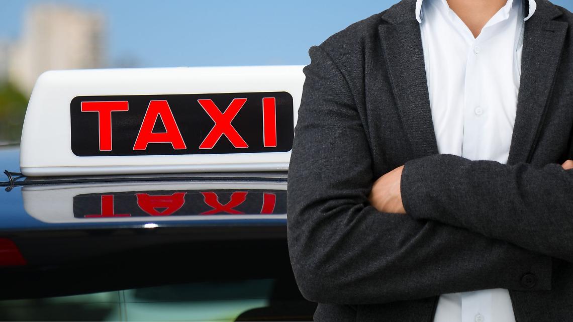 I tassisti si fermano e attaccano governo e Uber, lo sciopero che minaccia la paralisi