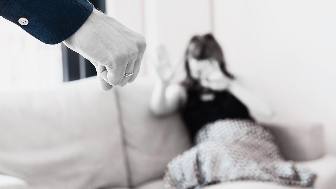 Novara, due anni di violenze tra le mura di casa: arrestato e condannato a quattro anni per maltrattamenti sulla moglie