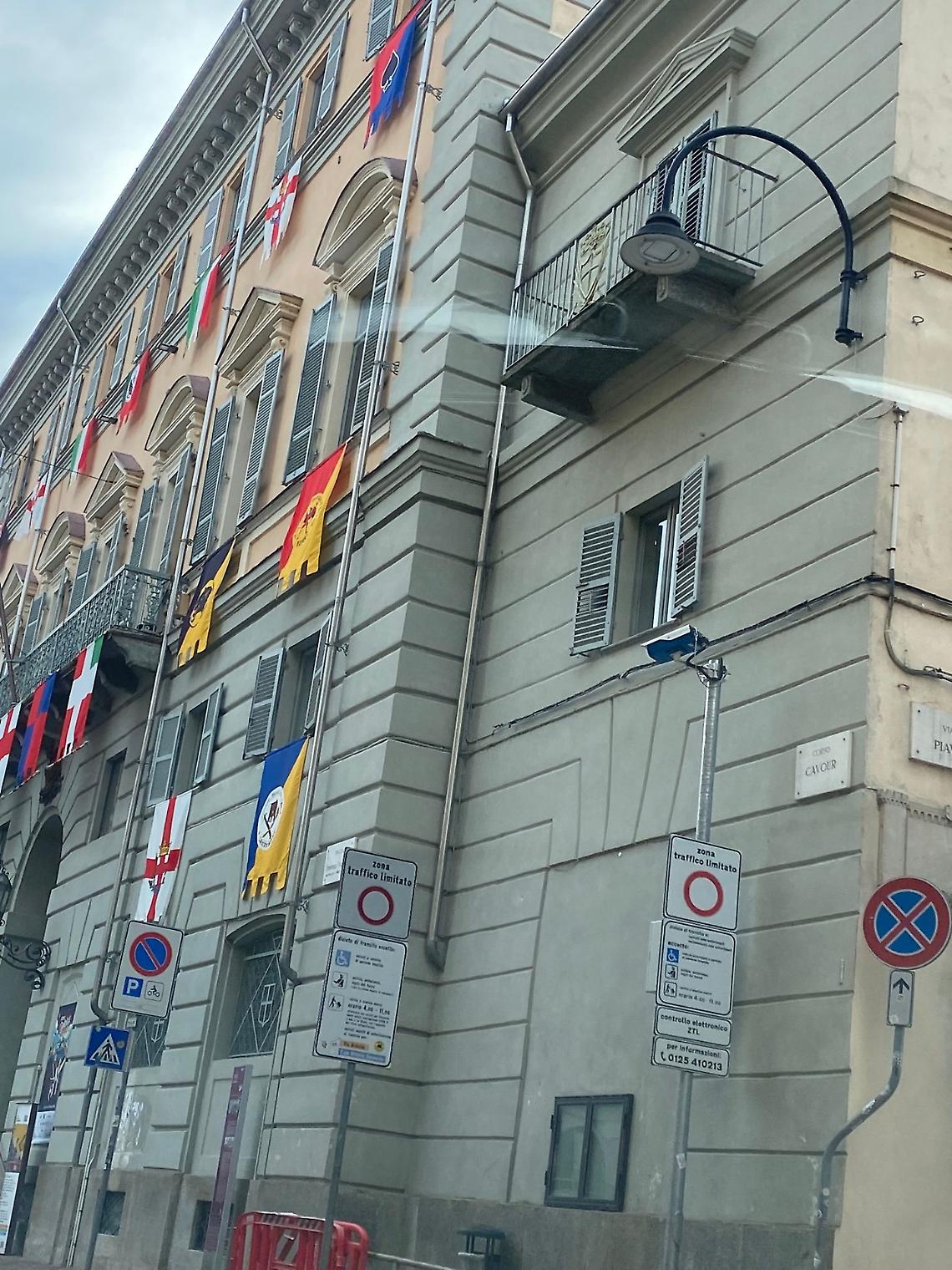 Passa la fiamma olimpica e a Ivrea sparisce la bandiera della Palestina. Colpa di chi?