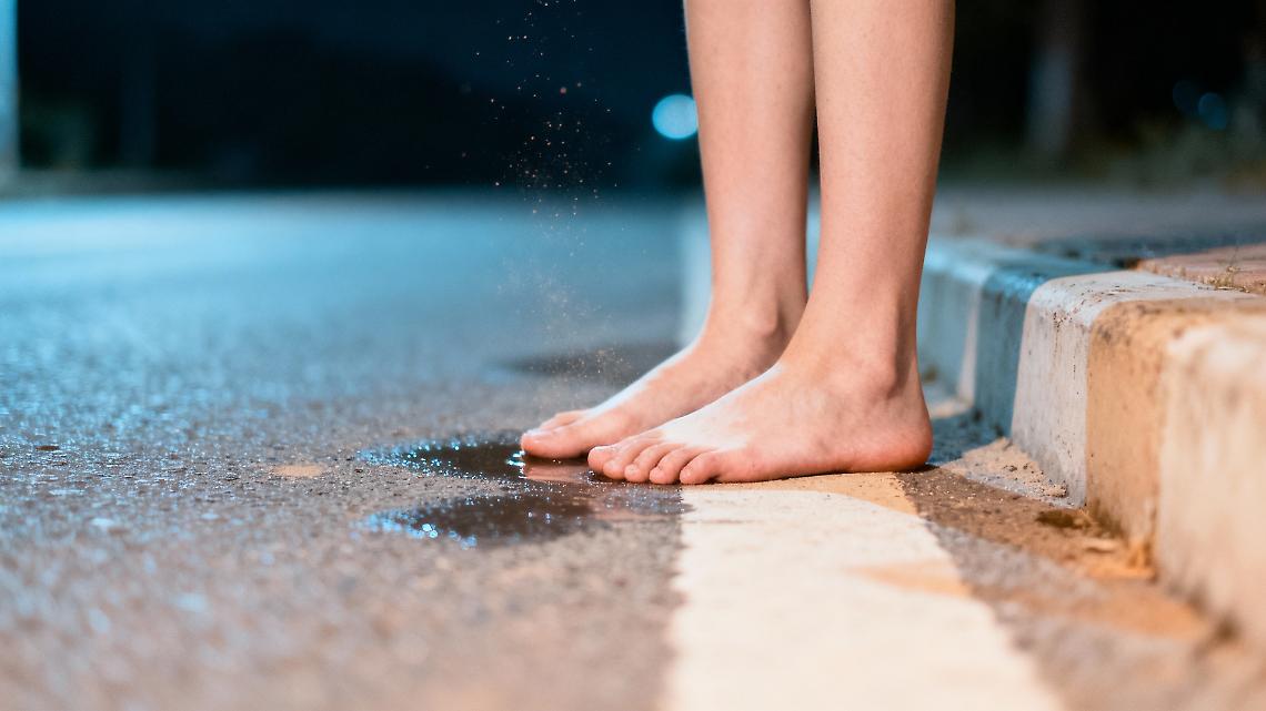 Venduta dalla mamma e picchiata dallo "sposo": 14enne vagava scalza nella notte