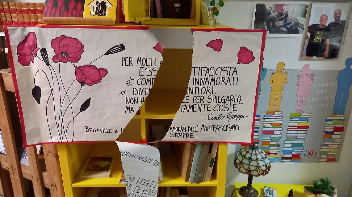 Libreria presa di mira a Bruino: strappato un cartello contro il fascismo, insultato il proprietario
