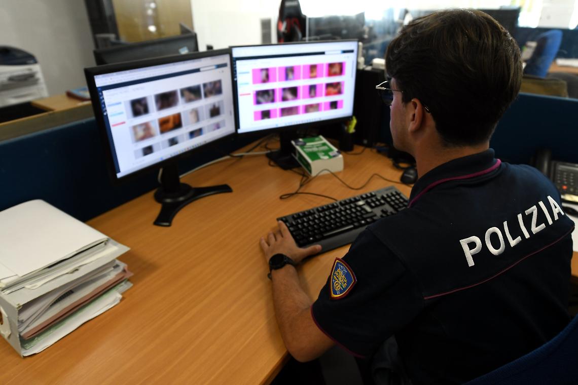Foto e video pedopornografici, arrestato babysitter 27enne: tra i file anche immagini &ldquo;autoprodotte&rdquo; con bimbi di 5-6 anni