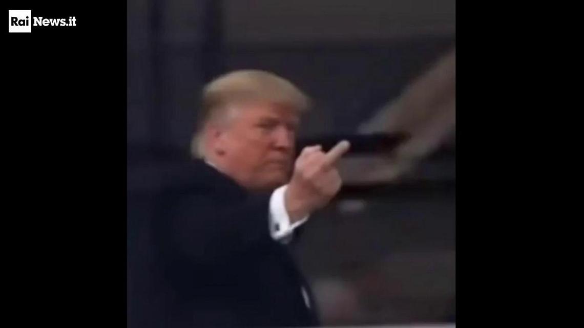 Trump fa il dito medio in fabbrica: al Rouge di Ford esplode il caso Epstein, tra lavoro, insulti e potere