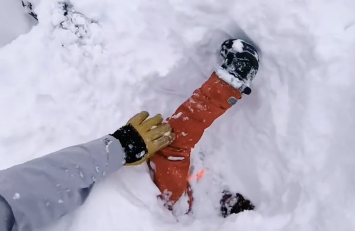 Un braccio che emerge dalla neve e una scelta in pochi secondi:
