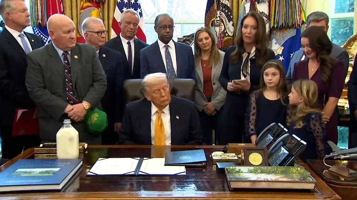 Trump si addormenta nello Studio Ovale mentre firma la legge che riporta il latte intero nelle scuole: incidente o segnale politico?