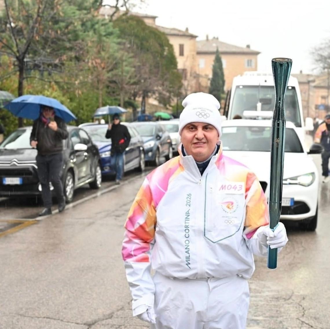 L&rsquo;Uomo Gatto tedoforo di Milano-Cortina: &ldquo;Gli insulti? Li denuncio tutti&rdquo;