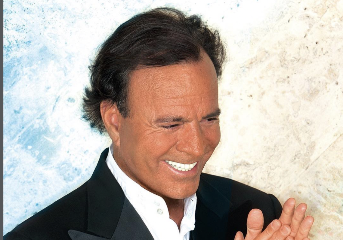 Julio Iglesias accusato di abusi e lavoro forzato: cosa c&rsquo;&egrave; davvero dietro le denunce del 2021?