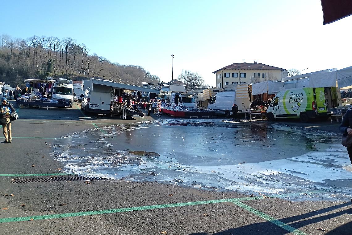 Pozzanghera ghiacciata, bancarelle in picchiata: il mercato di Ivrea affoga nell&rsquo;annuncite