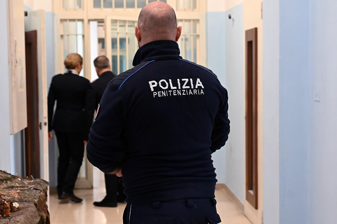 Tenta di impiccarsi in cella, salvato per un soffio: un agente evita l&rsquo;ennesimo morto nel carcere di Torino