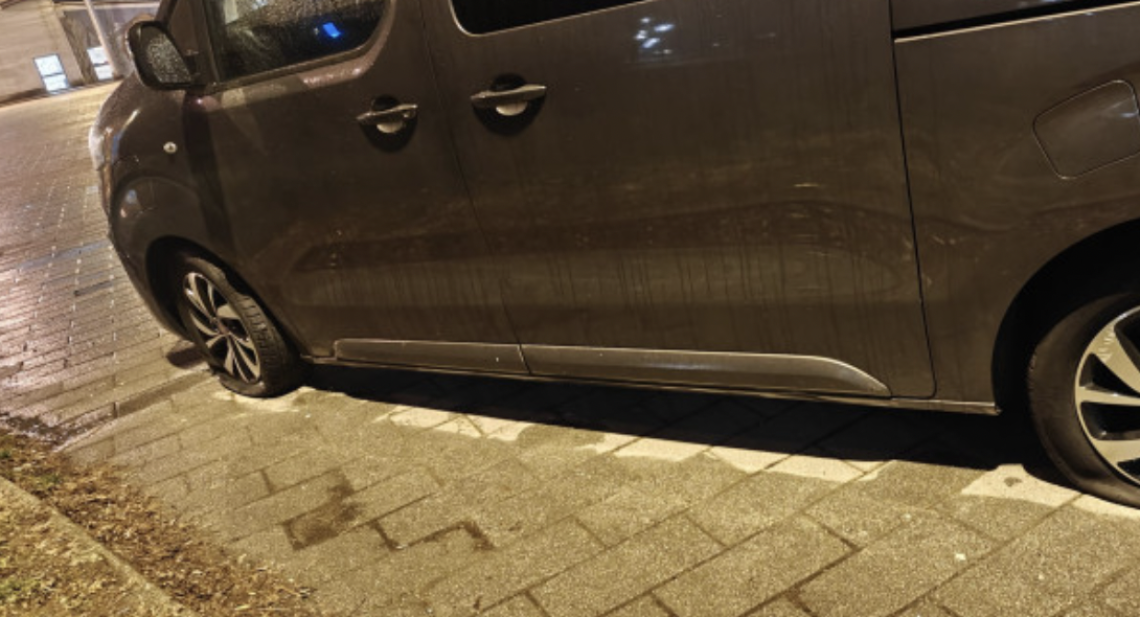 Gomme tagliate al minibus del Palaghiaccio di Pinerolo