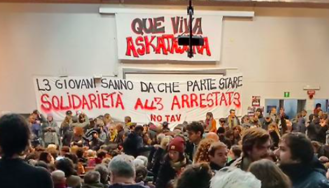 Cinque ore di assemblea, decine di interventi e poi il corteo: Askatasuna rilancia dopo lo sgombero di corso Regina