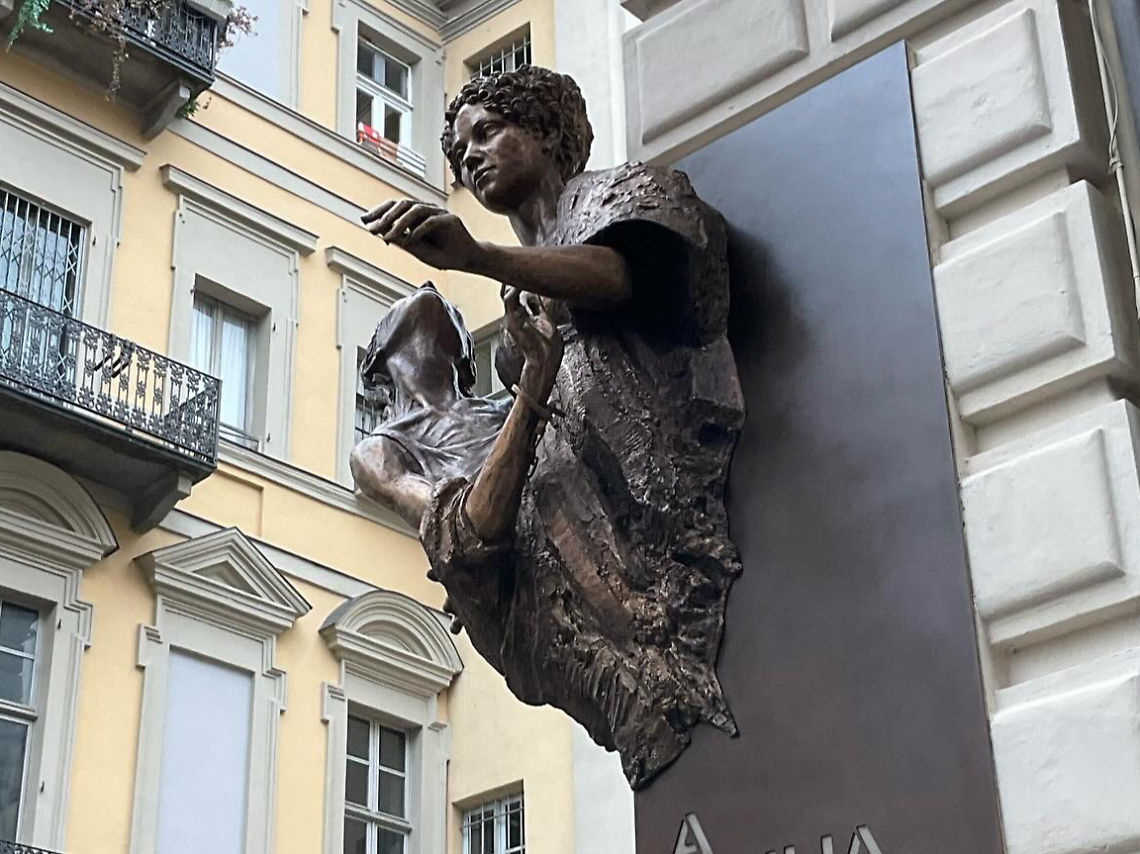 A Torino, la prima statua dedicata a una donna: Giulia di Barolo abbraccia la citt&agrave;