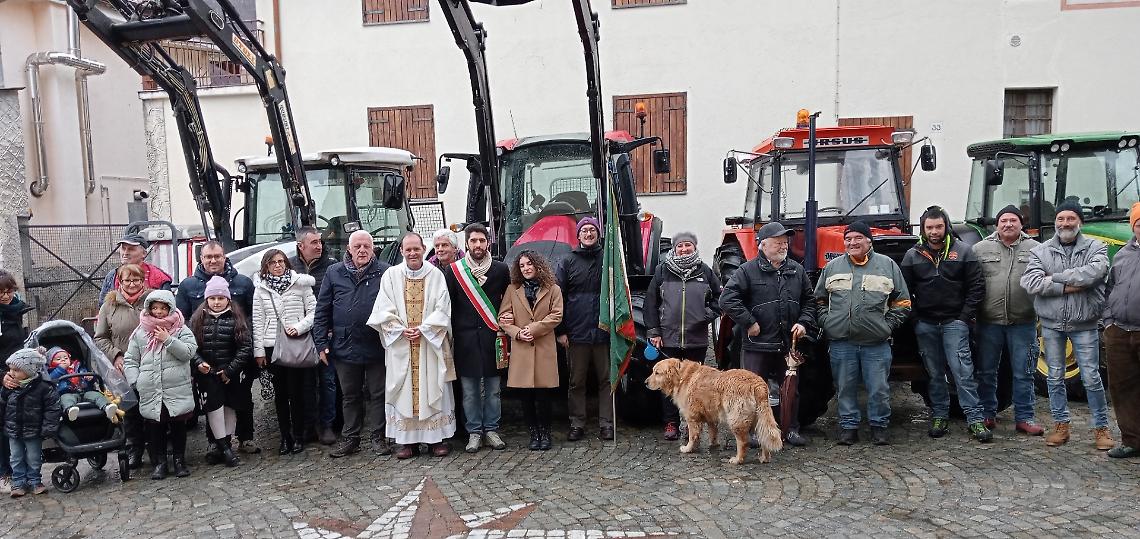 Il gruppo di agricoltori e simpatizzanti con don Stefano e le autorit&agrave;