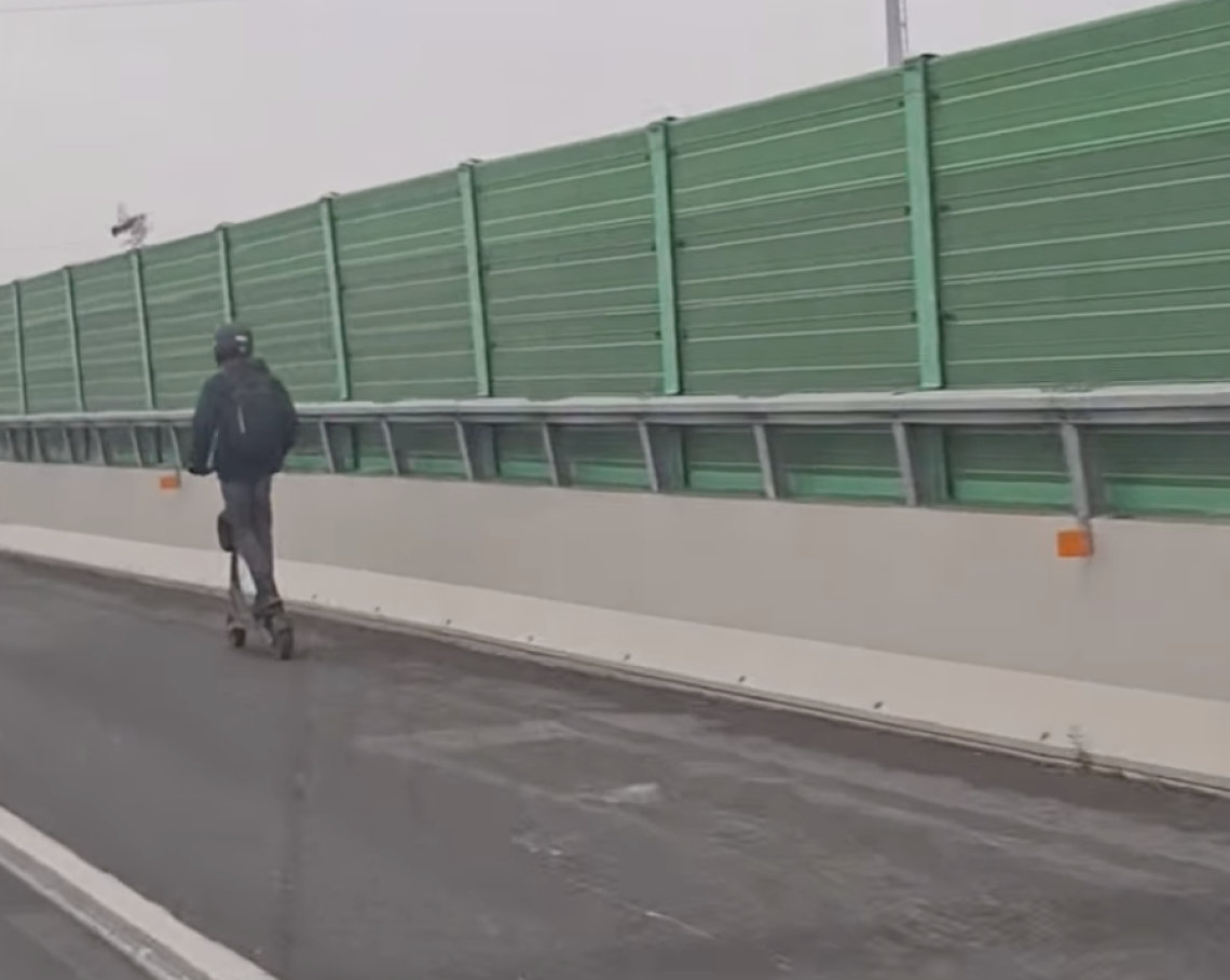 Monopattino in tangenziale a Torino