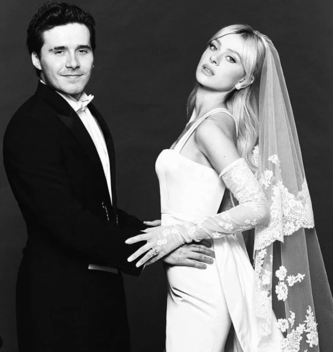 "Mi avete controllato e umiliato per tutta la vita&raquo;" Brooklyn Beckham accusa i genitori e scatena la guerra social