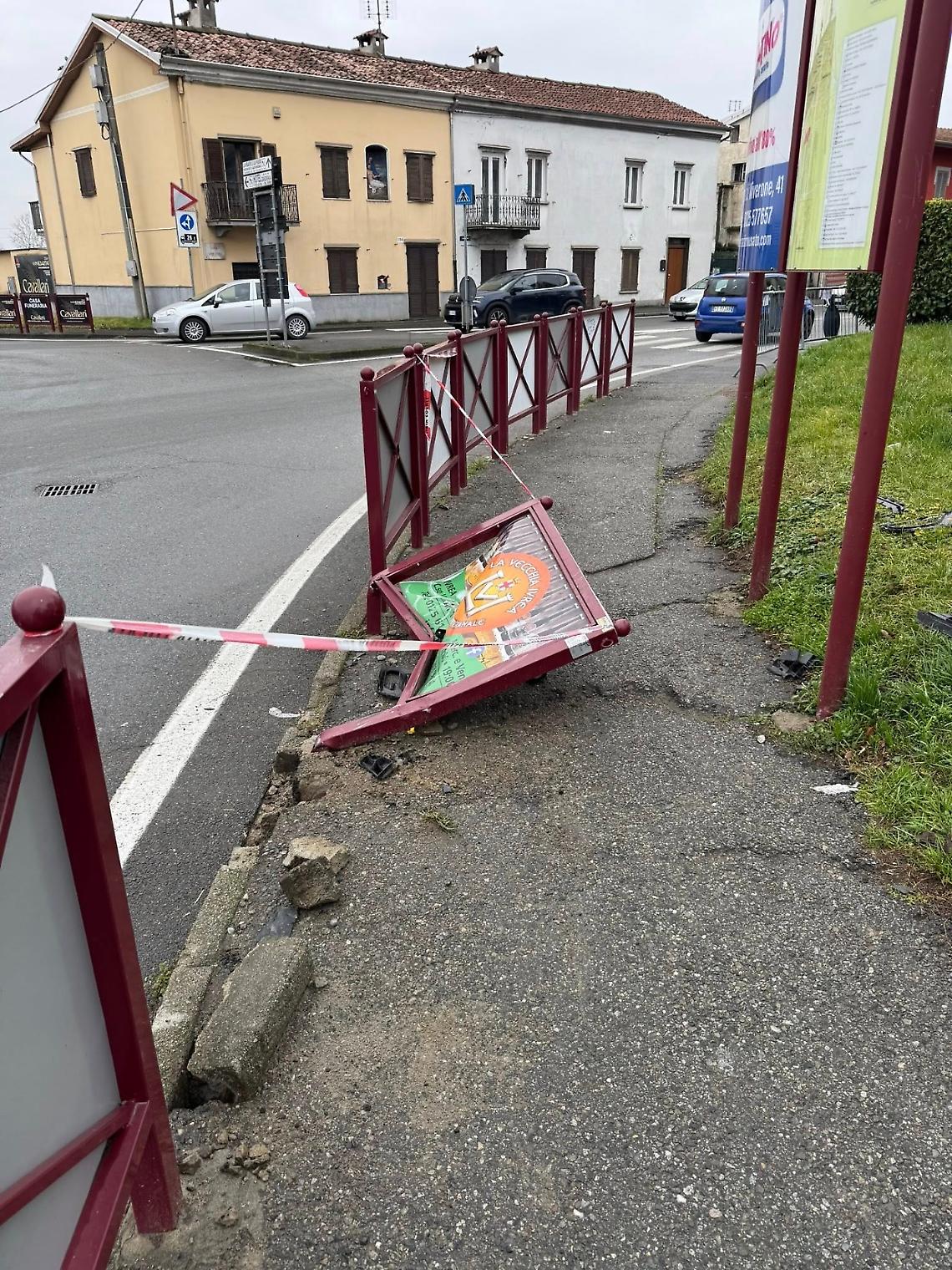 A Ivrea il colmo di una transenna "transennata" da giorni. Disabili e pedoni in strada