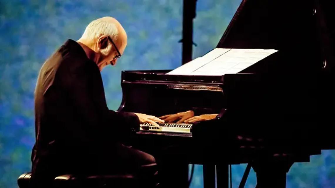 Einaudi spoglia la musica fino all&rsquo;essenza