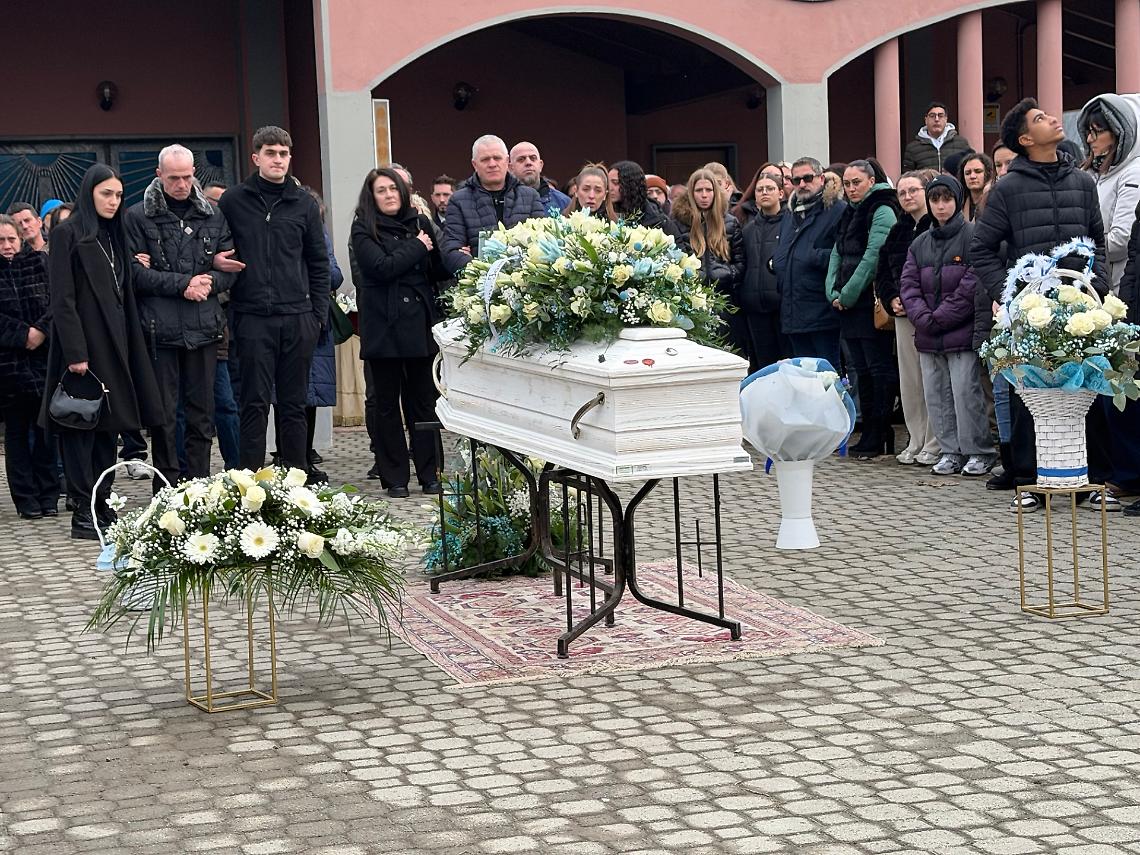 Una bara bianca, i palloncini azzurri al cielo e un vuoto enorme: lacrime e dolore per l&rsquo;addio a Mark (VIDEO)
