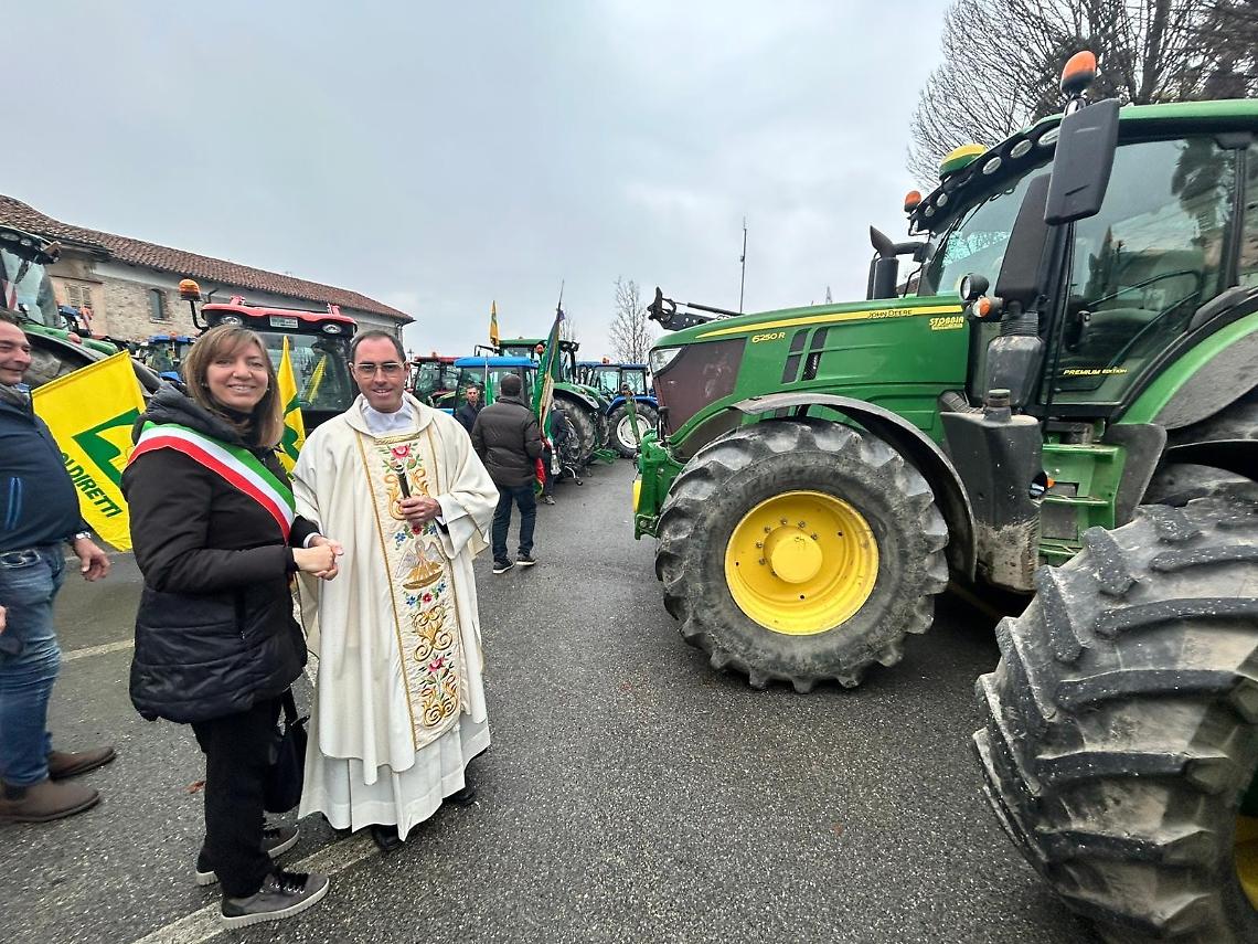 I trattori della collina tornano a sfilare: sant&rsquo;Antonio Abate riunisce i Comuni agricoli a Cinzano