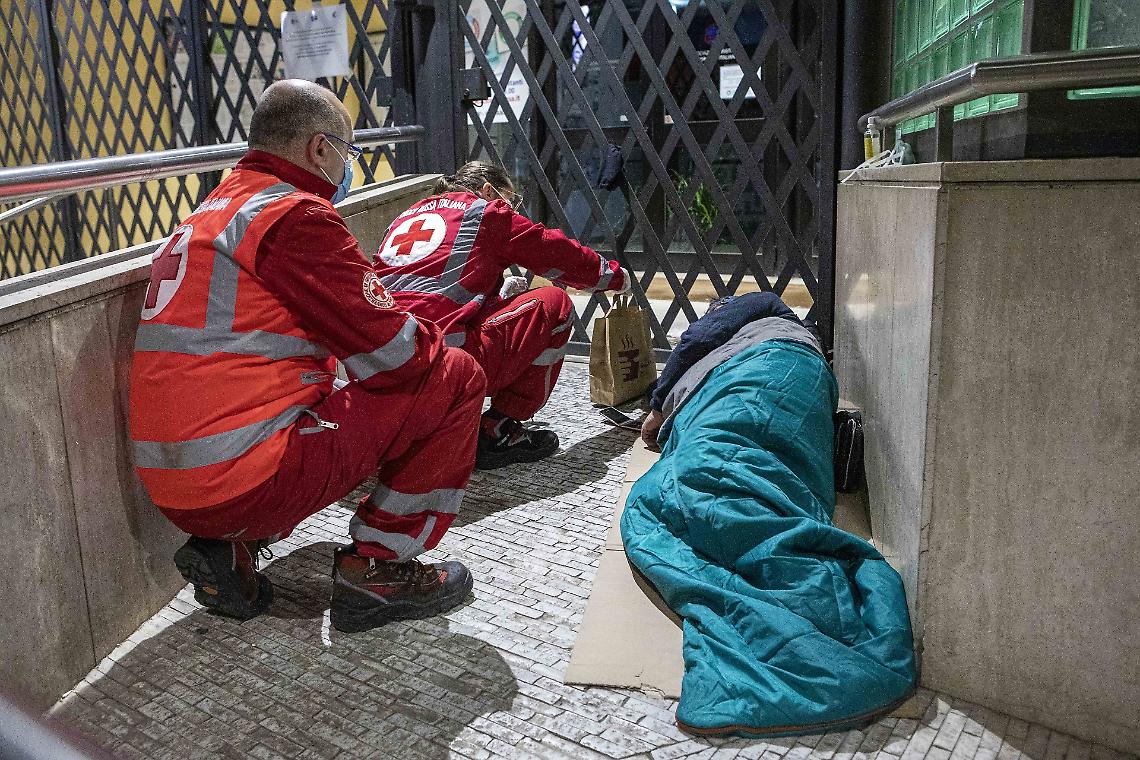 Gli aiuti della Croce Rossa ai clochard