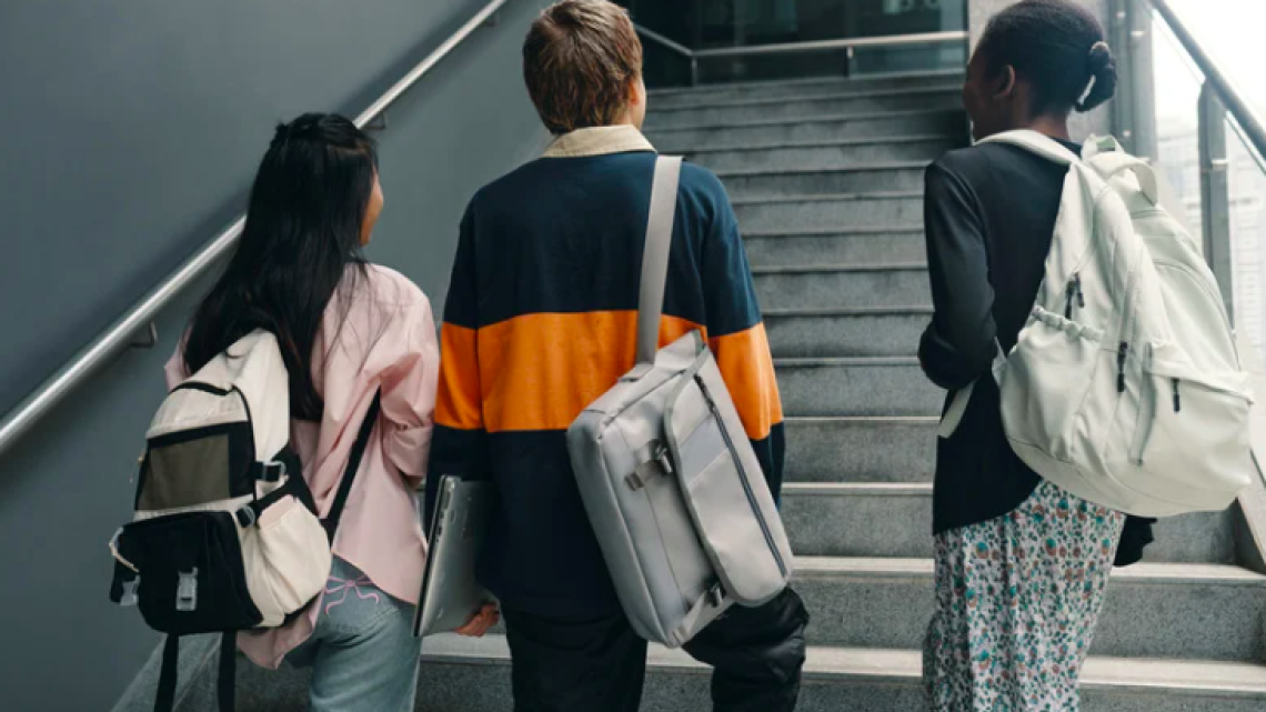 Un machete nello zaino a 15 anni: scuola sotto shock e il ministro propone i metal detector