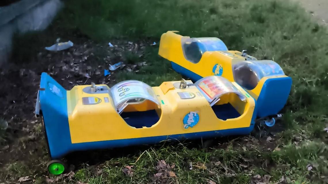 Vandalismo notturno: distrutti e abbandonati i giochi dei bambini per poche monetine