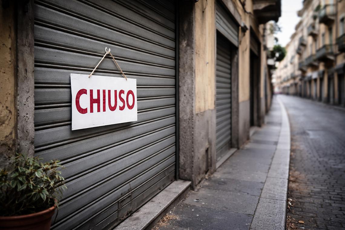 Spariscono i negozi di quartiere