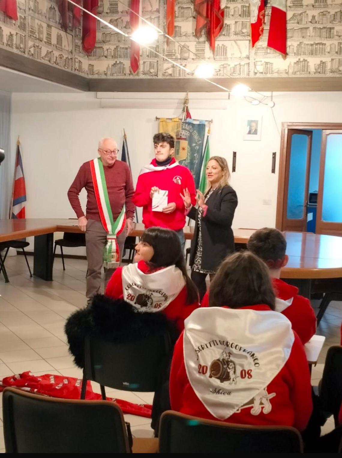 Coscritti in Municipio dopo la notte di festa: a Borgofranco la Costituzione passa di mano