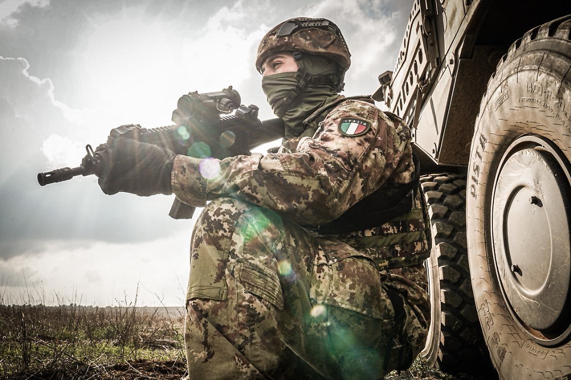 Carabinieri inginocchiati con le armi spianate in Cisgiordania: l&rsquo;Idf corregge il tiro, &ldquo;fu un nostro soldato, non un colono&rdquo;