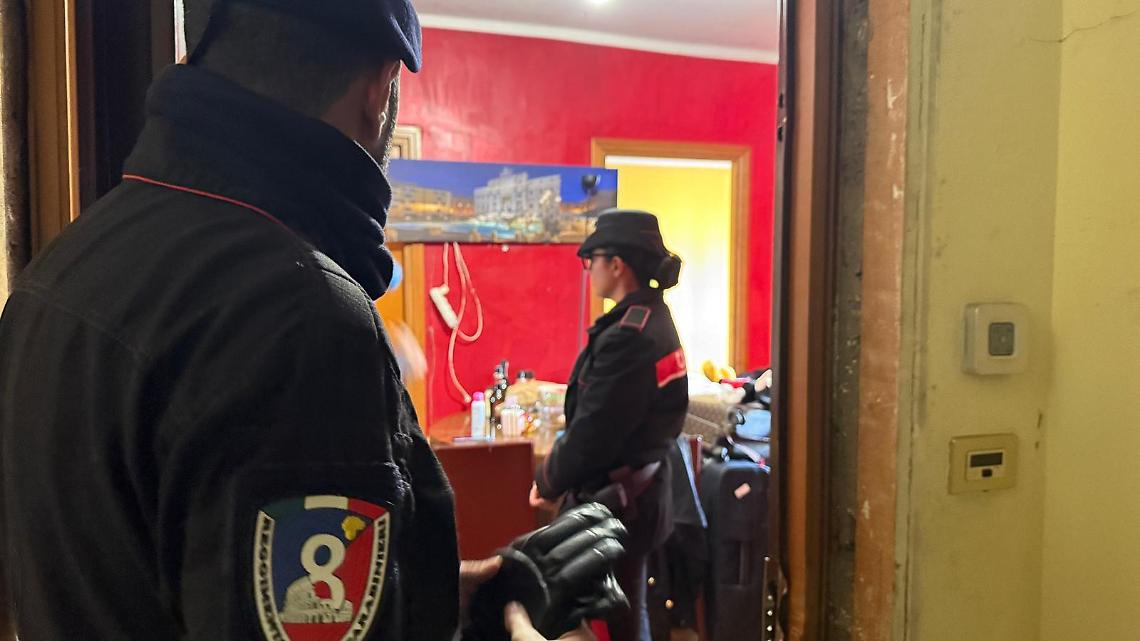 &ldquo;Adesso mi ammazza&rdquo;: bimba lasciata fuori casa e punita. Madre indagata per maltrattamenti